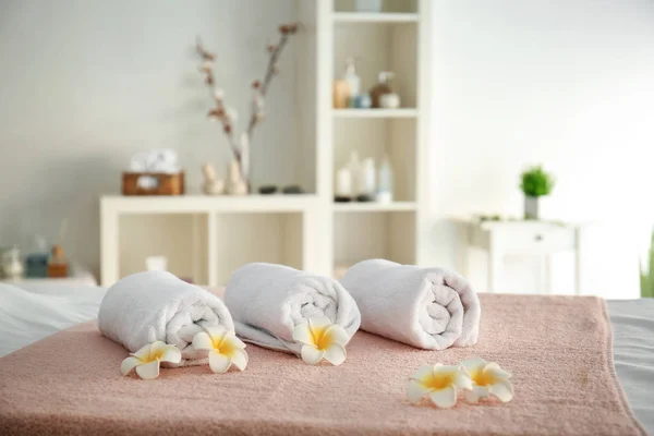 Soft towels on table in spa salon — Stock Photo, Image
