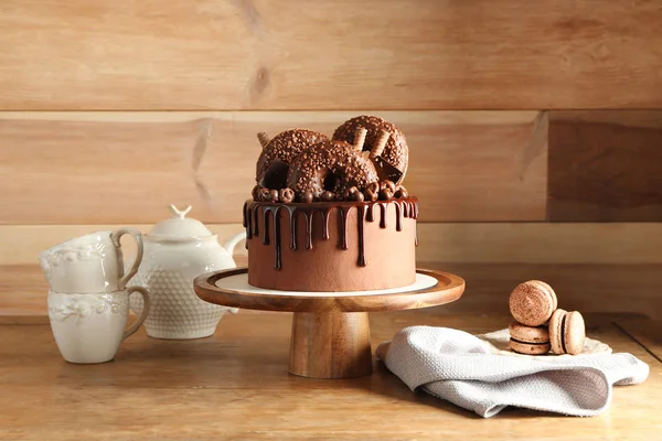Soporte con pastel de chocolate dulce en la mesa — Foto de Stock