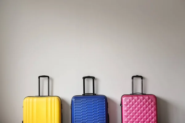 Запаковані валізи на світлому фоні — стокове фото