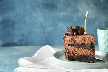 Parça çikolatalı doğum günü pastası masada