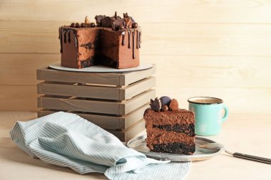 Masada lezzetli çikolatalı kek ile kompozisyon