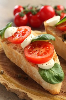 Ahşap masa, closeup üzerinde taze lezzetli bruschetta