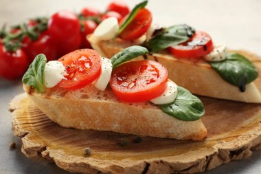 Ahşap tahta üzerinde taze lezzetli bruschettas