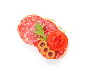 Beyaz arka planda taze lezzetli bruschetta.