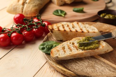 Ahşap masa üzerinde pesto soslu kızarmış taze ekmek