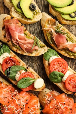 Ahşap masa üzerinde taze lezzetli bruschettas