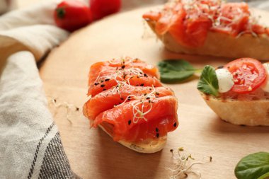 Ahşap masa, closeup üzerinde taze lezzetli bruschettas