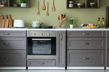 Modern mutfağın iç mimarisi.