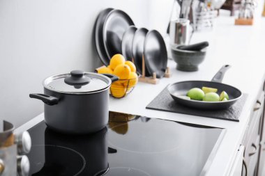 Mutfak eşyaları ile modern elektrikli soba