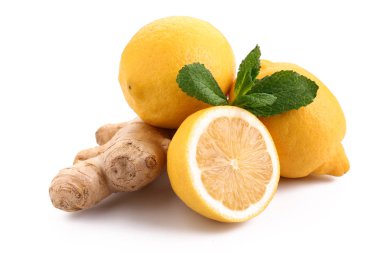 Taze limon zencefil ve beyaz zemin üzerine nane ile