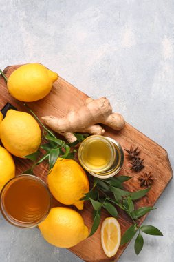Limon ve zencefil ahşap tahta üzerinde sağlıklı içecek
