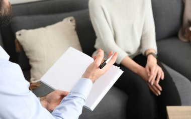 Ofiste hastayla çalışan erkek psikolog.