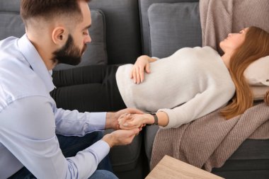 Erkek psikolog kanepe ofisinde hasta yatan ile çalışma