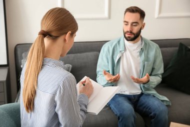 Kadın psikolog ofiste hasta ile çalışma