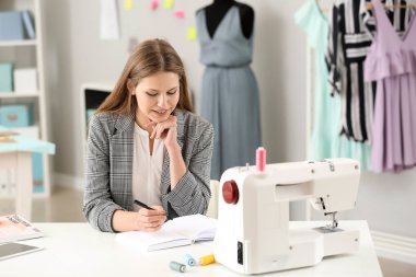Güzel kadın işletme sahibi Atelier içinde çalışma