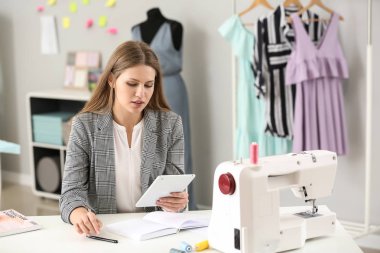 Güzel kadın işletme sahibi Atelier içinde çalışma