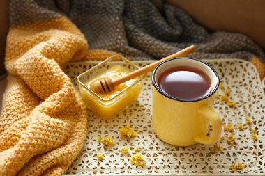 Fincan sıcak çay ve kase tepsi ballı