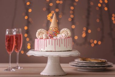 Bardak şampanya tablo ile güzel pasta