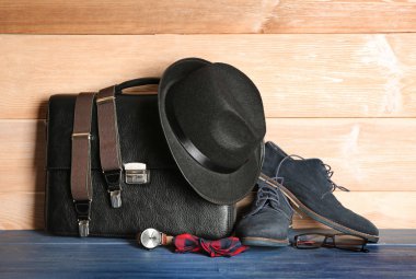 Ahşap arka plana karşı masada erkek aksesuarları seti