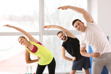 Spor salonunda eğitim sportif gençler