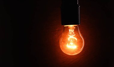 Koyu arkaplanda parlayan ampul