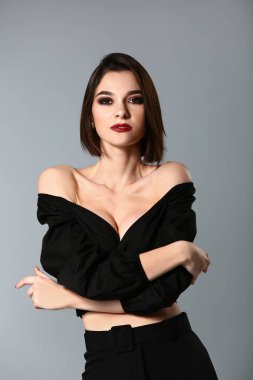 Gri arka planda moda genç kadın