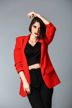 Gri arka planda moda genç kadın