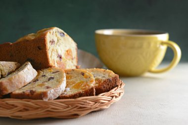 Sofrada dilimlenmiş pastayla hasır tepsi