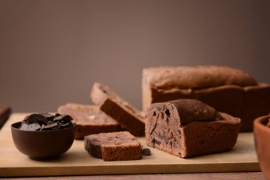 Masada lezzetli dilimlenmiş çikolatalı kek