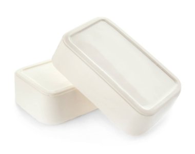 Beyaz arka planda lezzetli peynir.