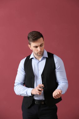 Renk arka plan üzerinde parfüm şişe yakışıklı adam