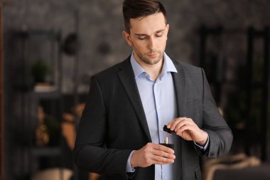 Yakışıklı adam kapalı parfüm şişe