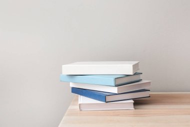 Işık arka plana karşı masada birçok kitap