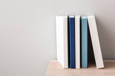 Işık arka plana karşı masada birçok kitap