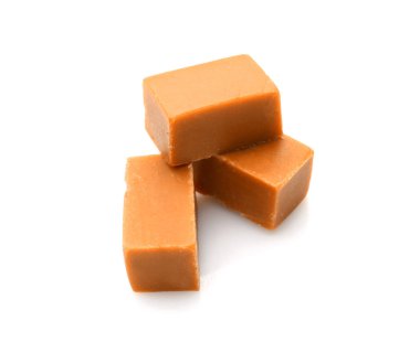 Beyaz zemin üzerine lezzetli tatlı karamel