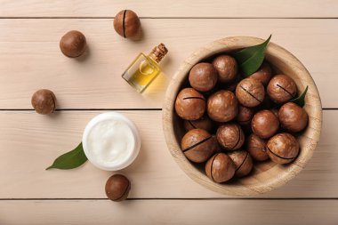 Ahşap masada macadamia fındık ile kozmetik ürünler