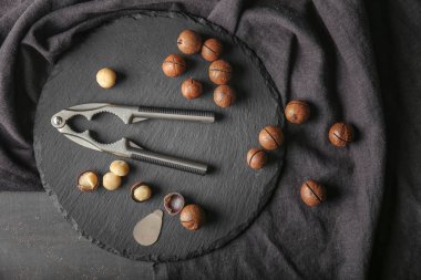 Arduvaz plaka üzerinde Fındıkkıran ile macadamia fındık