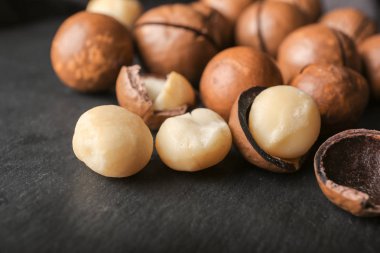 Koyu masada macadamia fındık, kapatmak