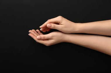 Manikür koyu arka plan üzerinde ile eller