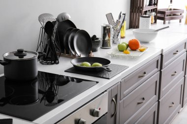 Mutfak tezgahında ürünleri olan araçlar.