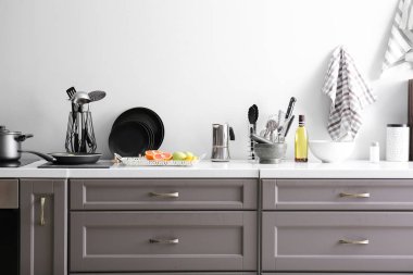 Mutfak tezgahında ürünleri olan araçlar.