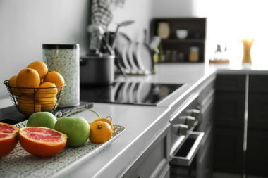 Mutfak Tezgah üzerinde taze meyveler ile tepsi