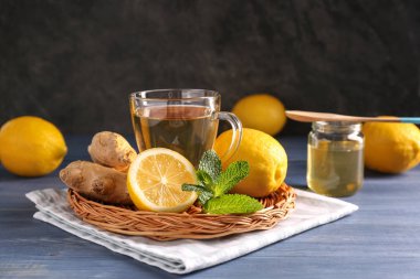 Masada limon ve zencefil ile sıcak çay fincan