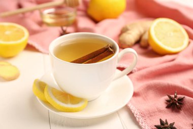 Beyaz masa üzerinde limonlu sıcak çay