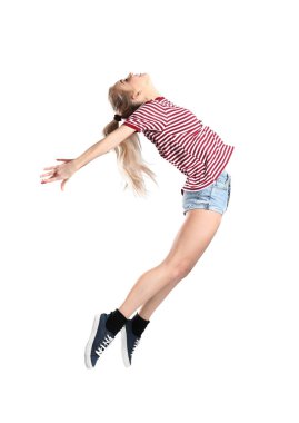 Hafif arka planda genç kadın dansçı