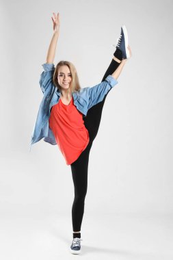 Hafif arka planda genç kadın dansçı