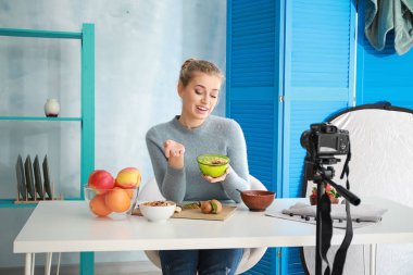 Genç kadın gıda blogger kayıt video kapalı