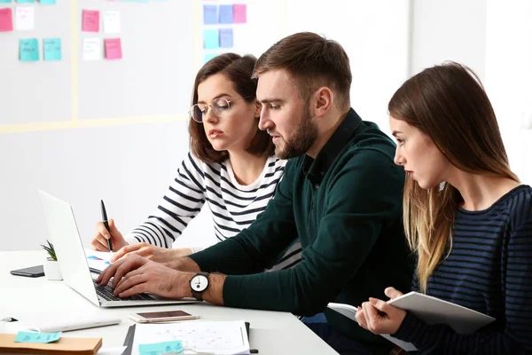 Jonge zakenlui tijdens bijeenkomst in office — Stockfoto