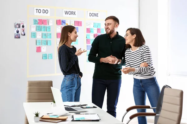 Young business people near scrum task board in office — Stock Photo, Image