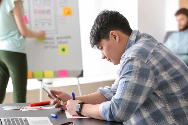 Diseñador de TI masculino trabajando en oficina — Foto de Stock